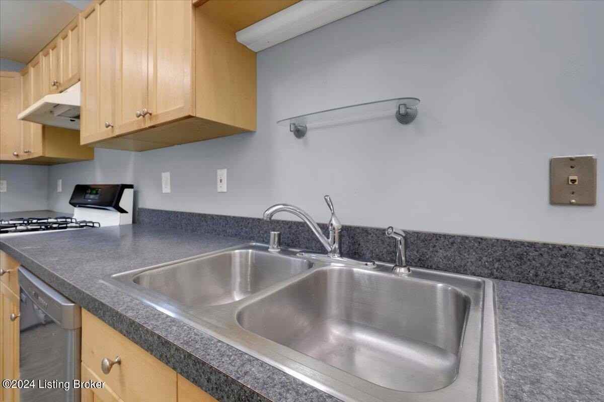 1124 Rammers Ave - Photo 5 of 24