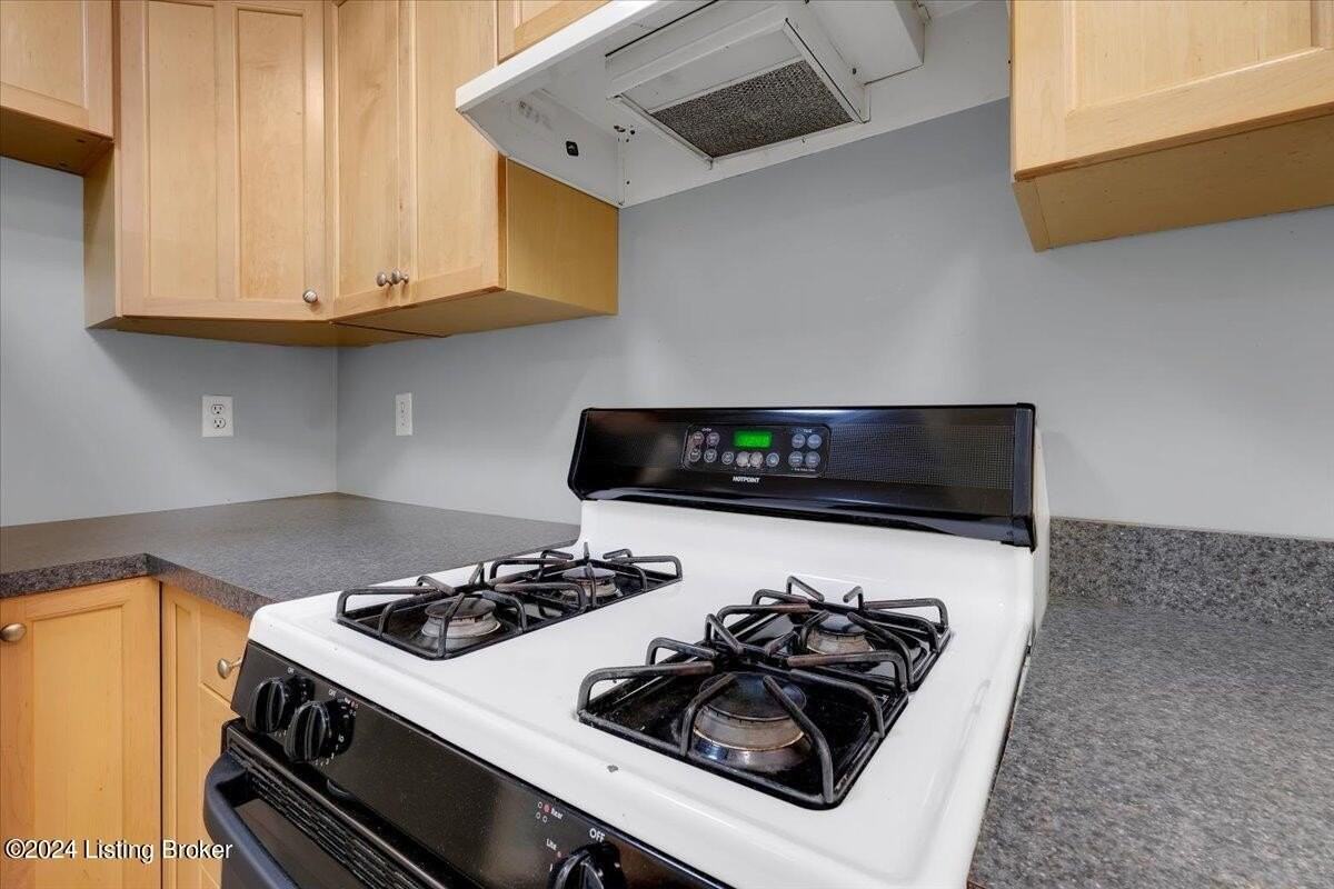 1124 Rammers Ave - Photo 6 of 24