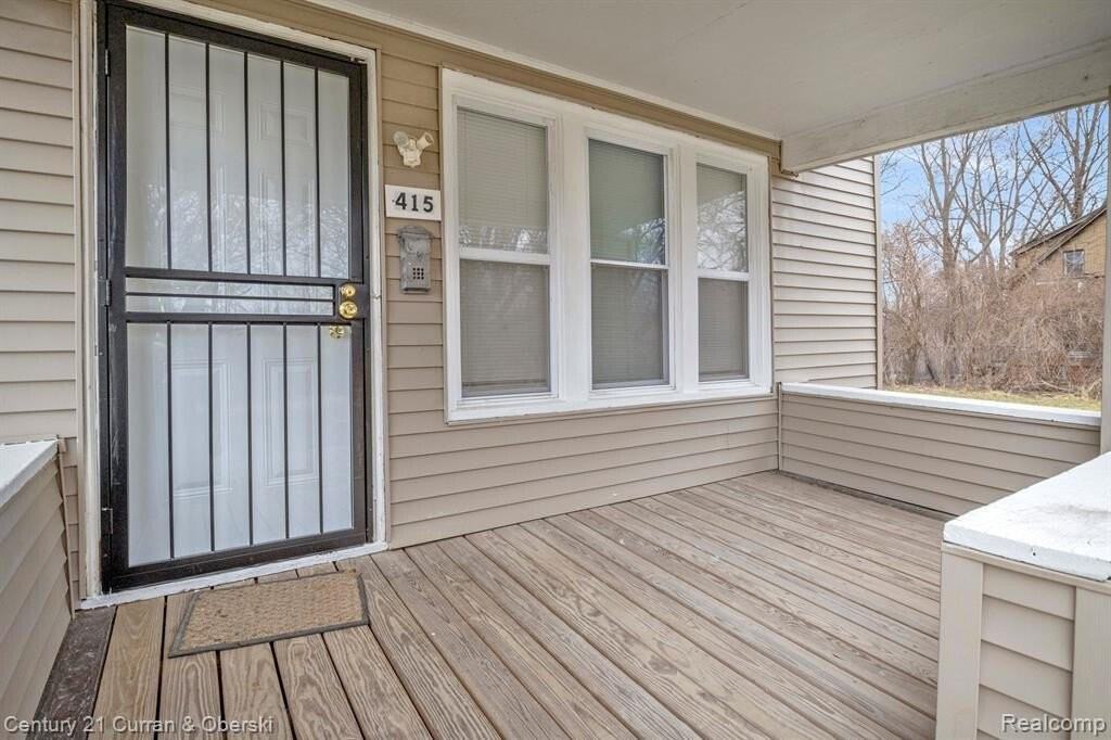 415 Manistique St - Photo 3 of 21