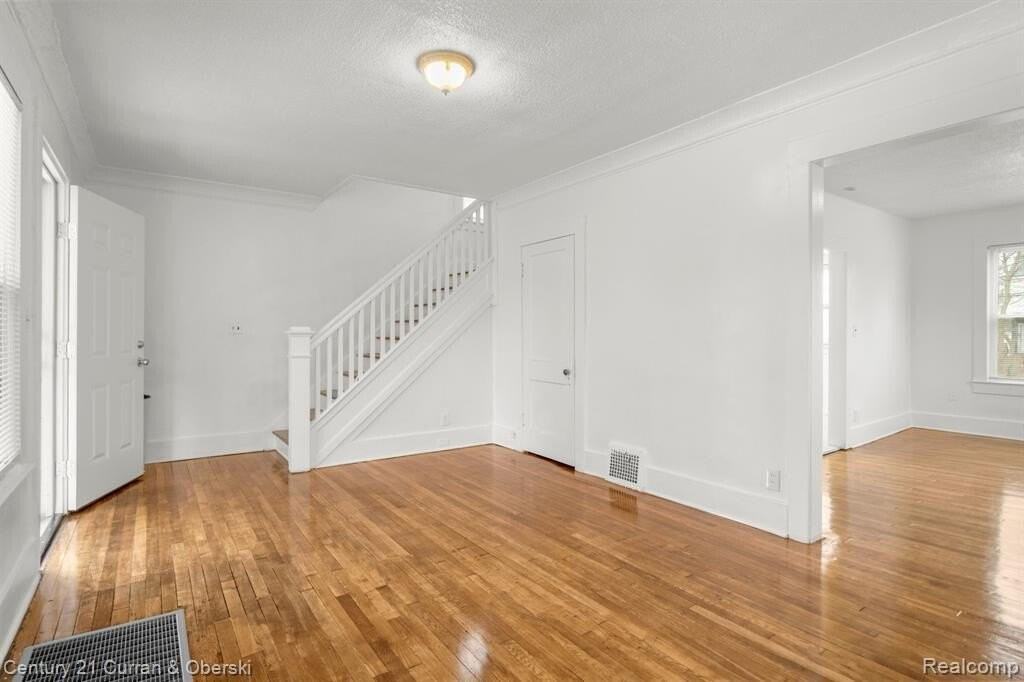 415 Manistique St - Photo 4 of 21