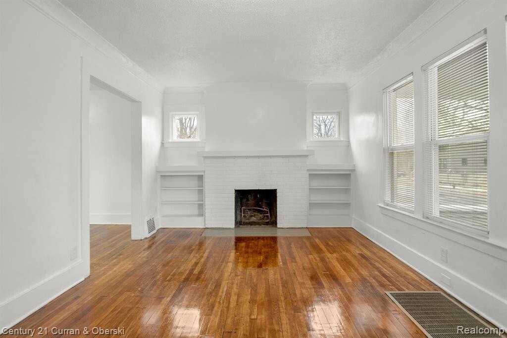 415 Manistique St - Photo 5 of 21