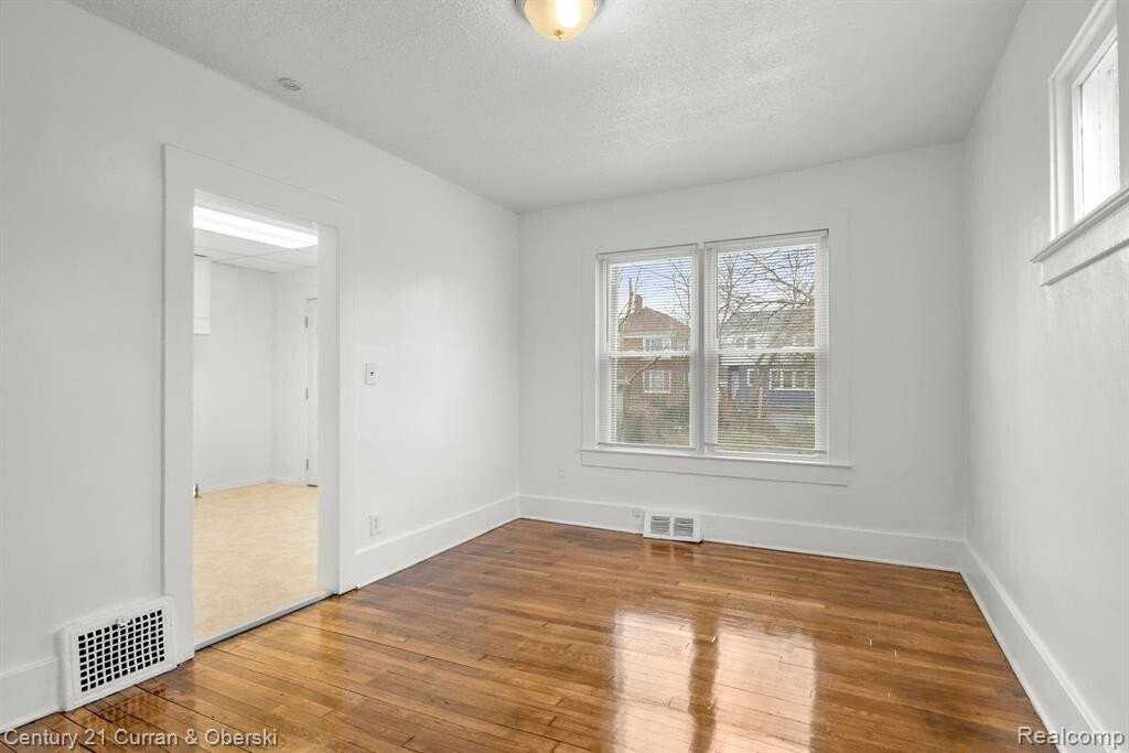 415 Manistique St - Photo 6 of 21