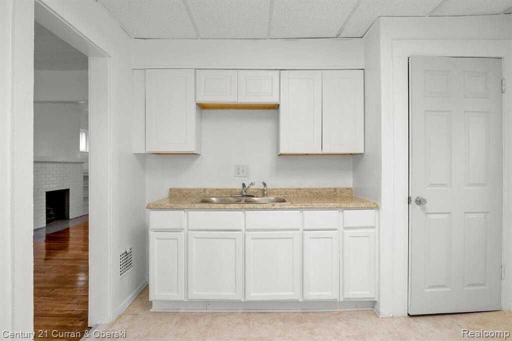 415 Manistique St - Photo 7 of 21