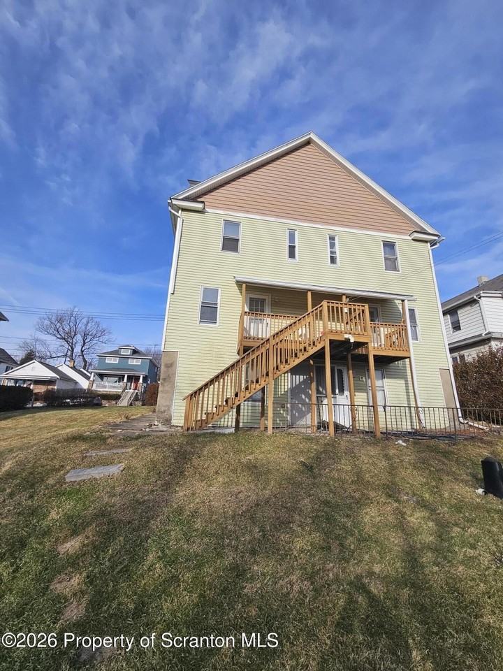 1044 John Ave - Photo 4 of 28