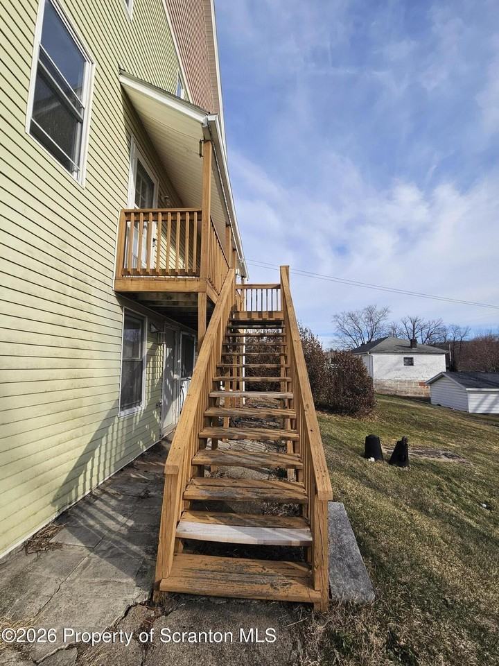 1044 John Ave - Photo 5 of 28