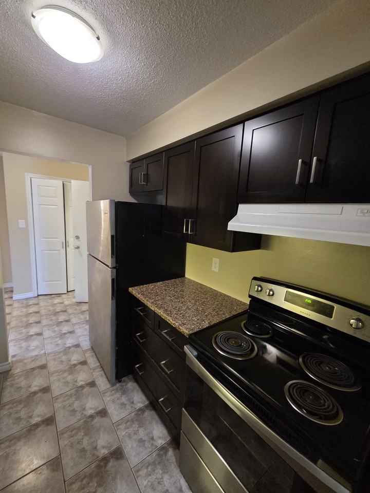 30 17-30 Westmount Road West #17 - Photo 2 of 13