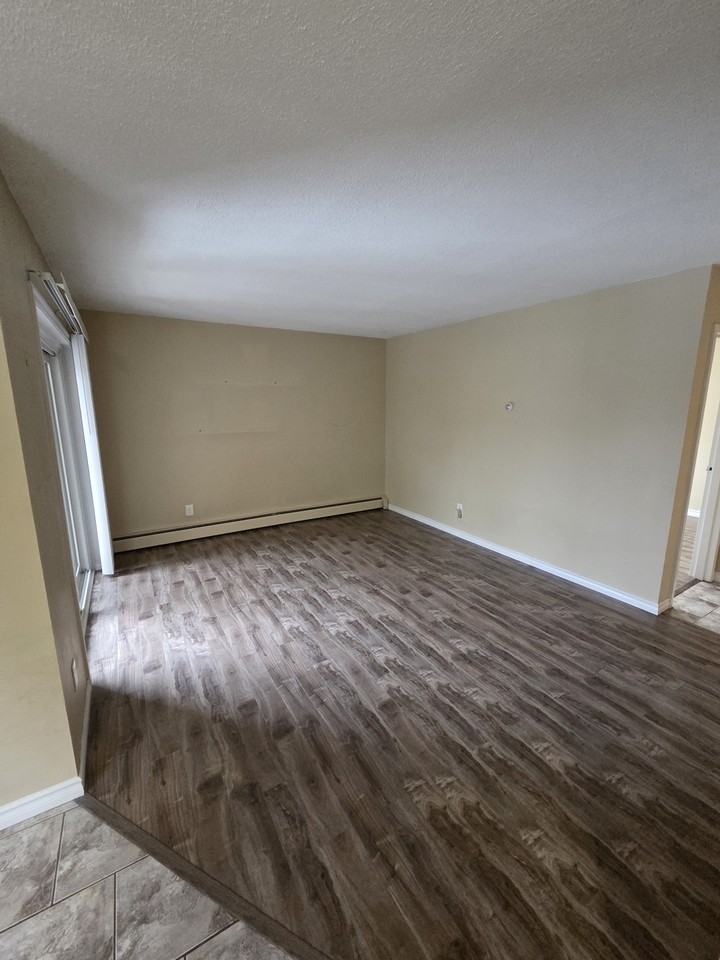 30 17-30 Westmount Road West #17 - Photo 4 of 13