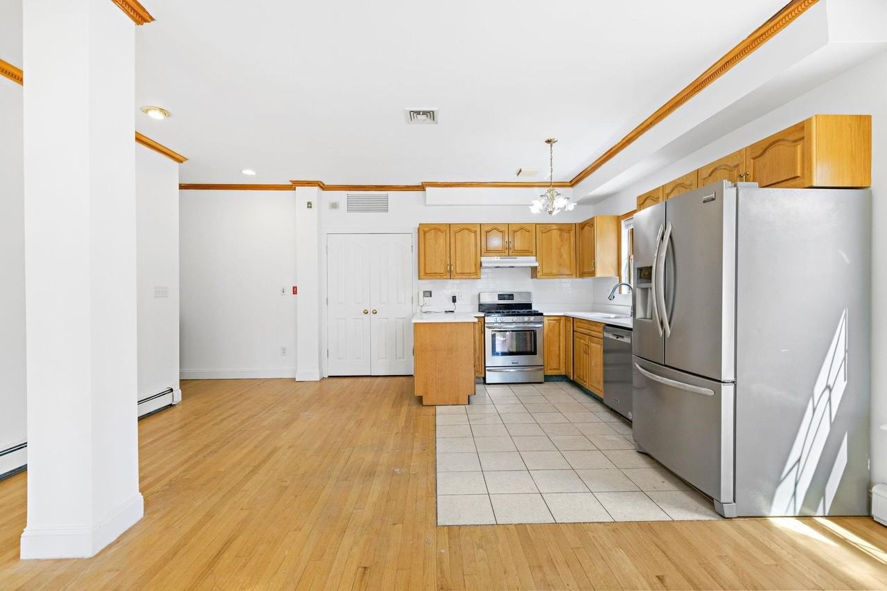 600 Grand St #2 - Photo 6 of 18