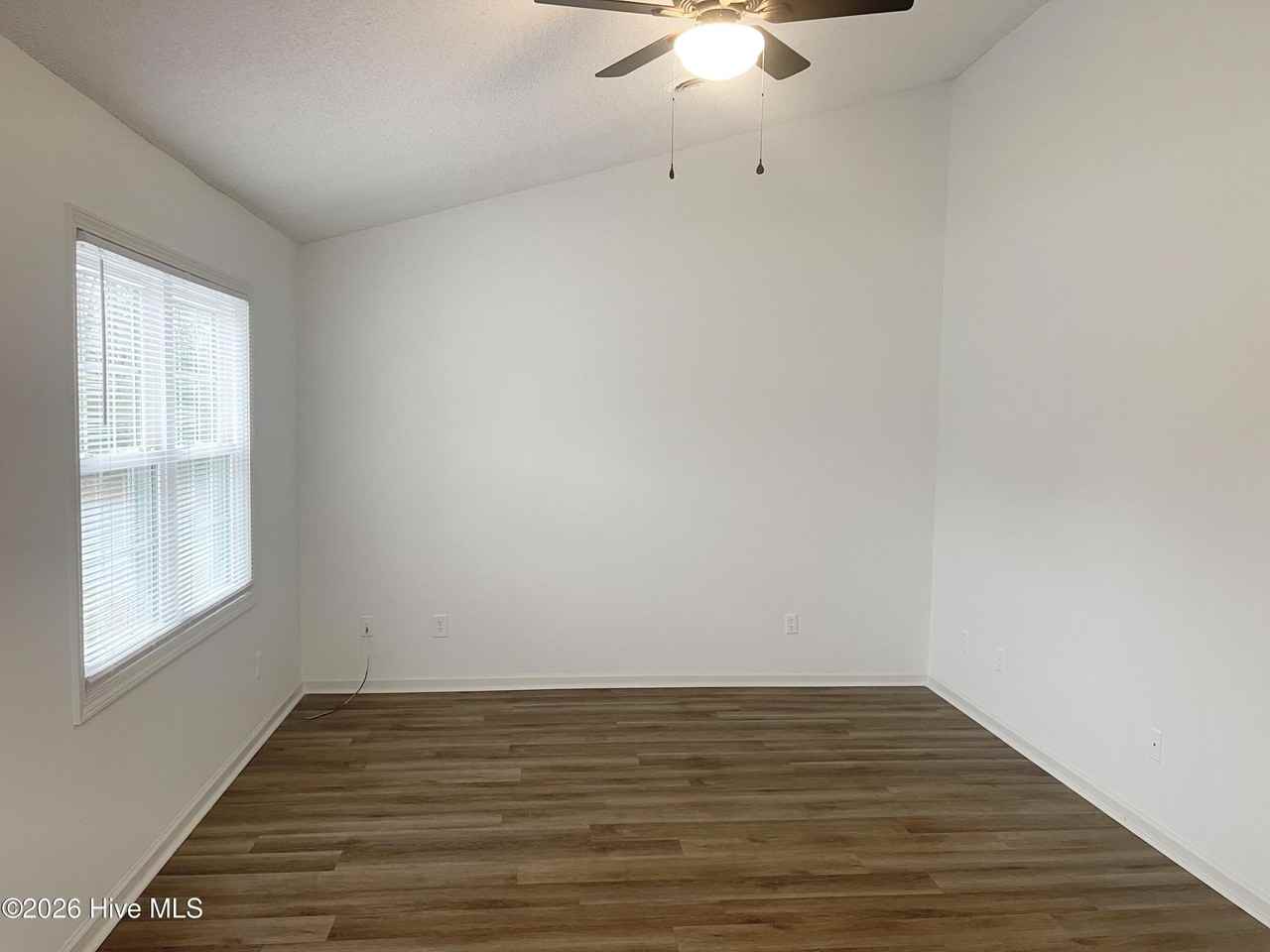 209 Oakwood Ln - Photo 3 of 16