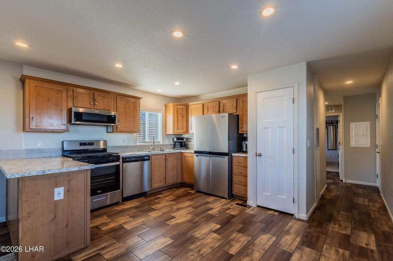 3125 Lake Dr - Photo 3 of 22