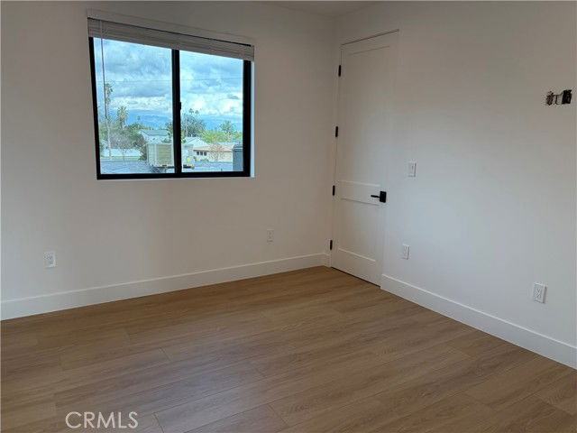 19214 Calvert St - Photo 6 of 8