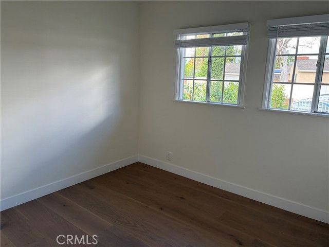 19216 Calvert St - Photo 5 of 8