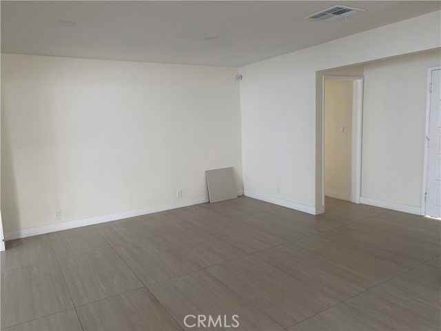 19216 Calvert St - Photo 7 of 8