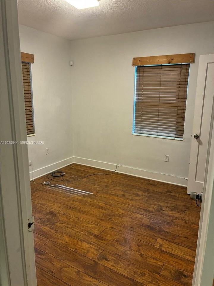 705 E 9th Ct - Photo 6 of 18