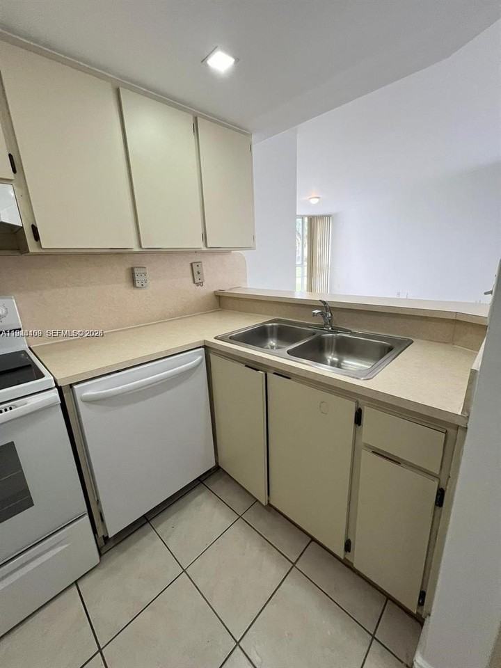 7035 Nw 186th St #D303 - Photo 2 of 12