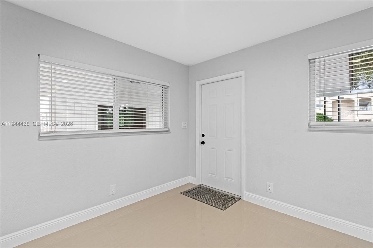 1472 Ne 62nd St #1472 - Photo 6 of 35