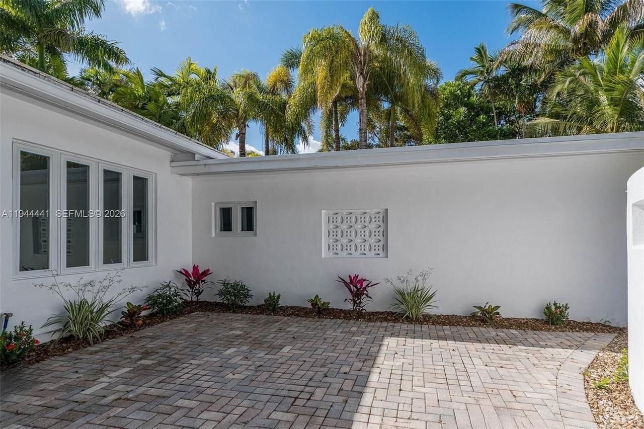 680 Ne 57th St - Photo 6 of 42