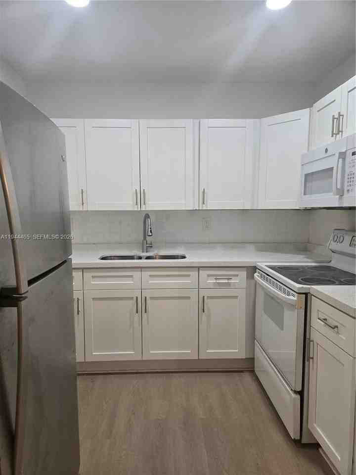 190 Se 12th Ave #8B - Photo 2 of 5