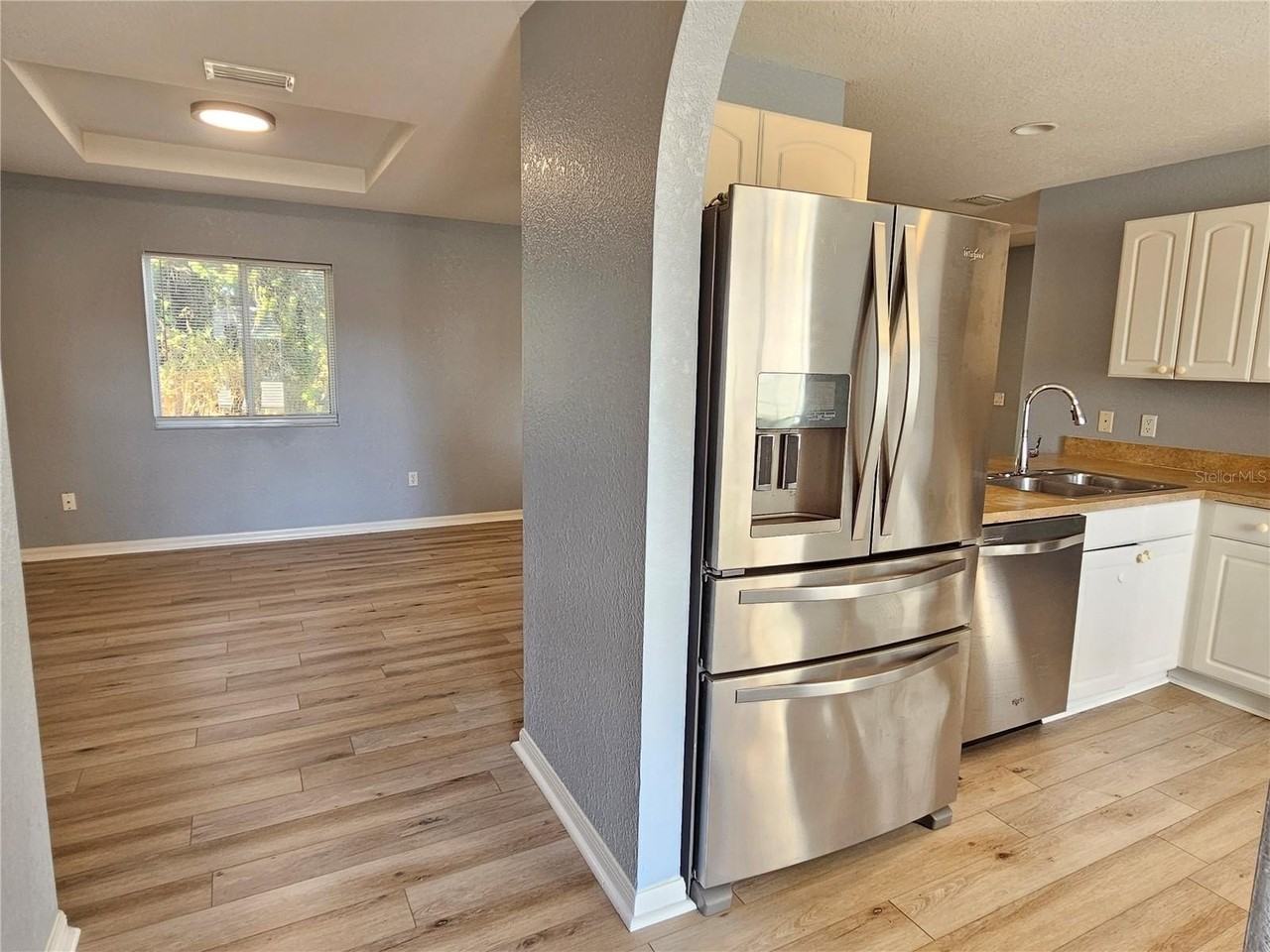 8470 Drolet Ave - Photo 3 of 34