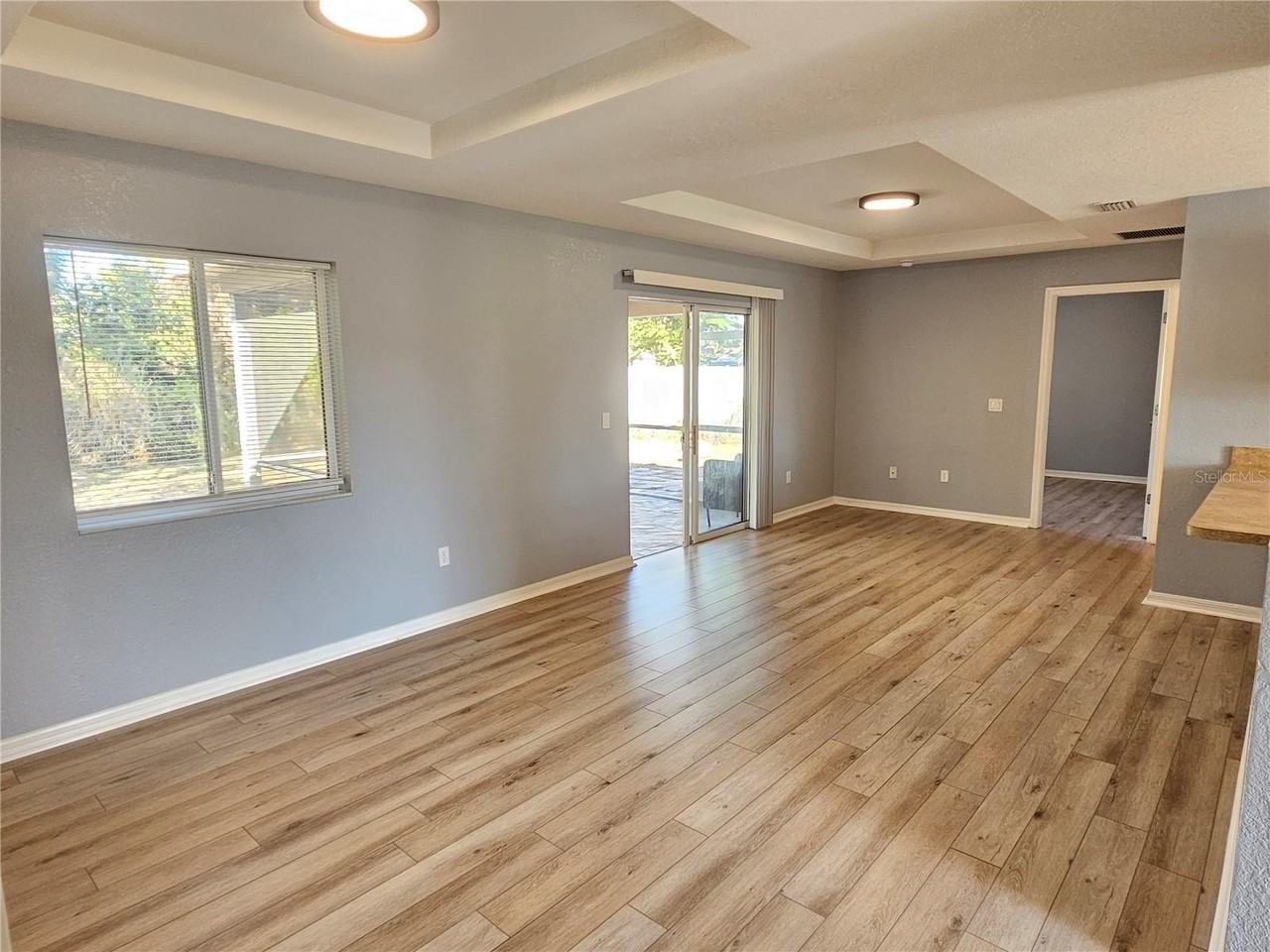 8470 Drolet Ave - Photo 4 of 34