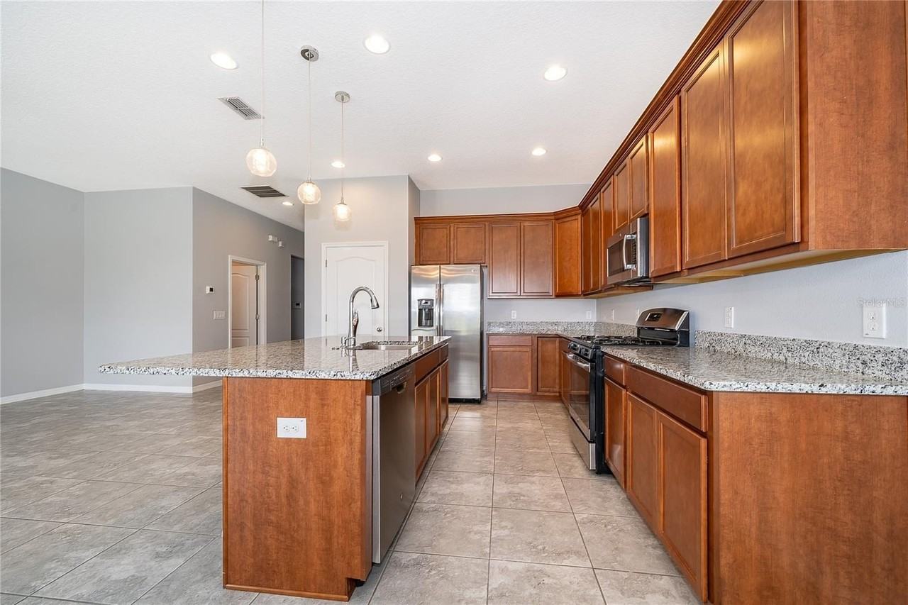 902 Grand Hilltop Dr - Photo 3 of 29