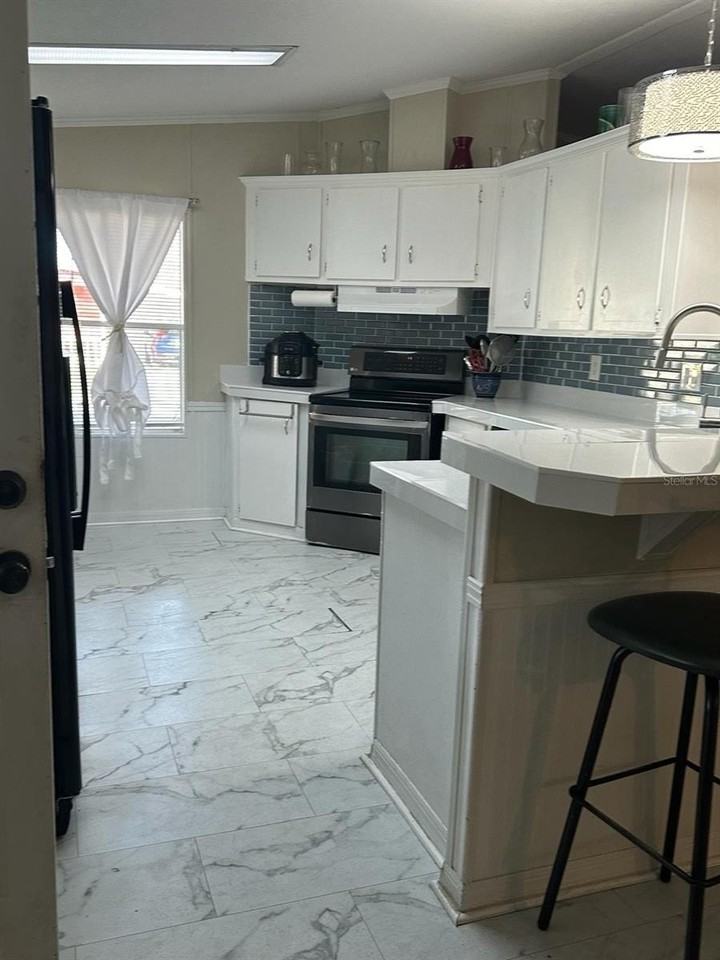 507 Lazy Lake Dr W - Photo 2 of 10