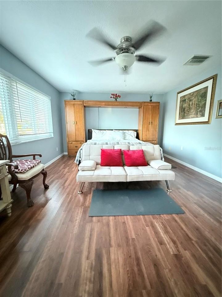 10796 Oakdale Ter - Photo 4 of 21