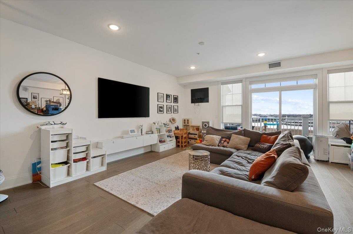 422 Marina Pointe Dr Unit 422 #422 - Photo 2 of 24