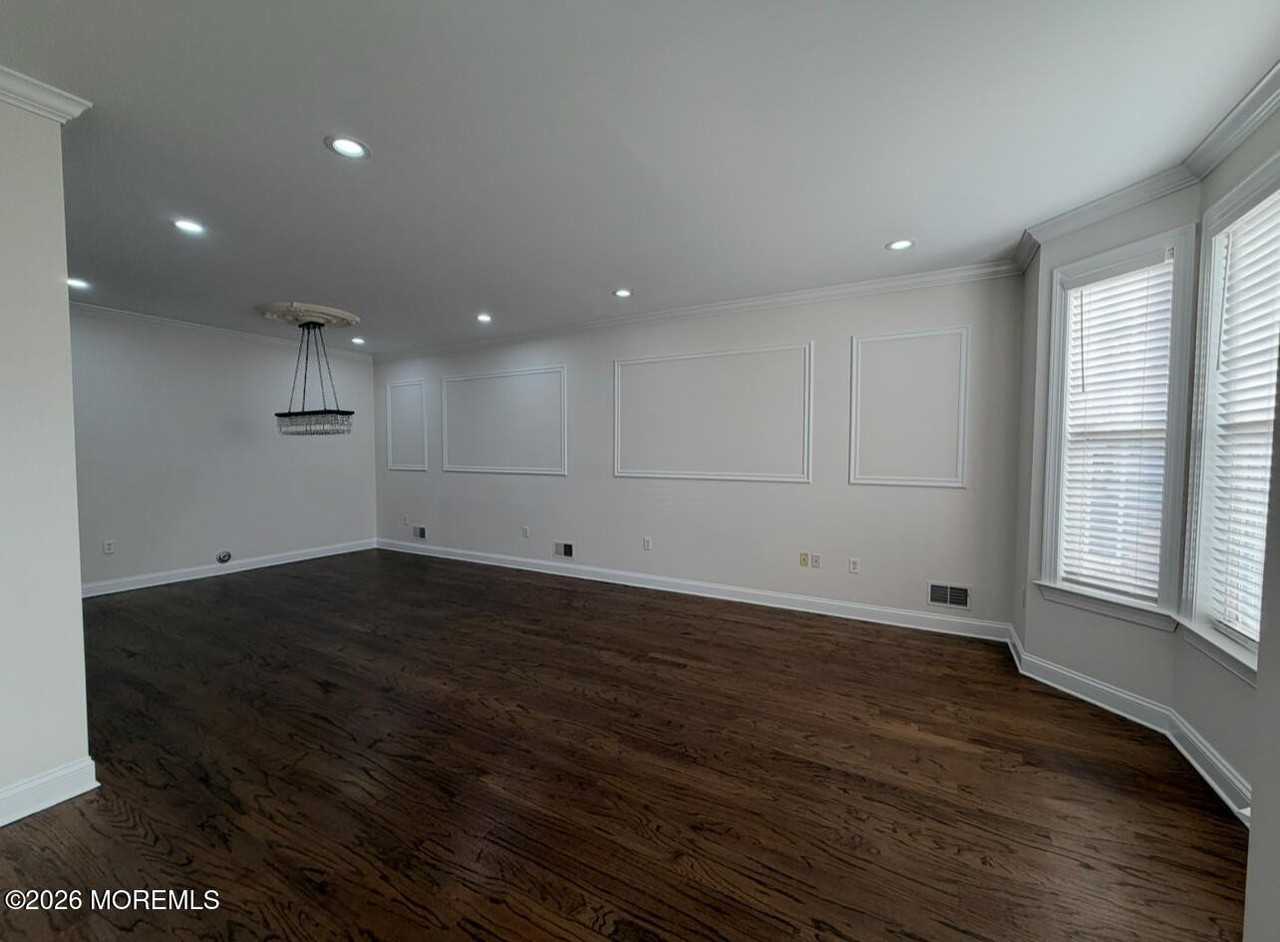 163 Shinnecock Dr - Photo 2 of 16