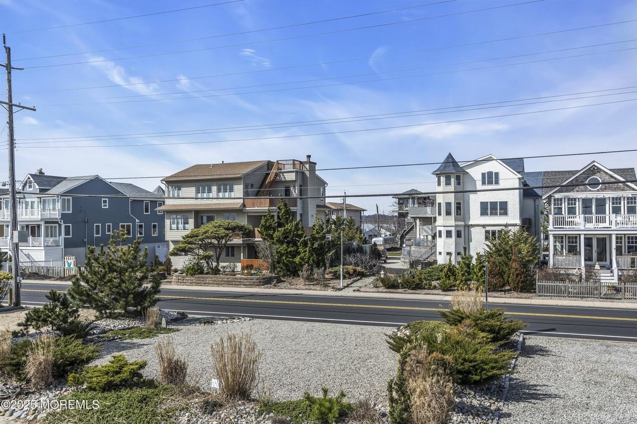 492 Ocean Ave - Photo 4 of 50