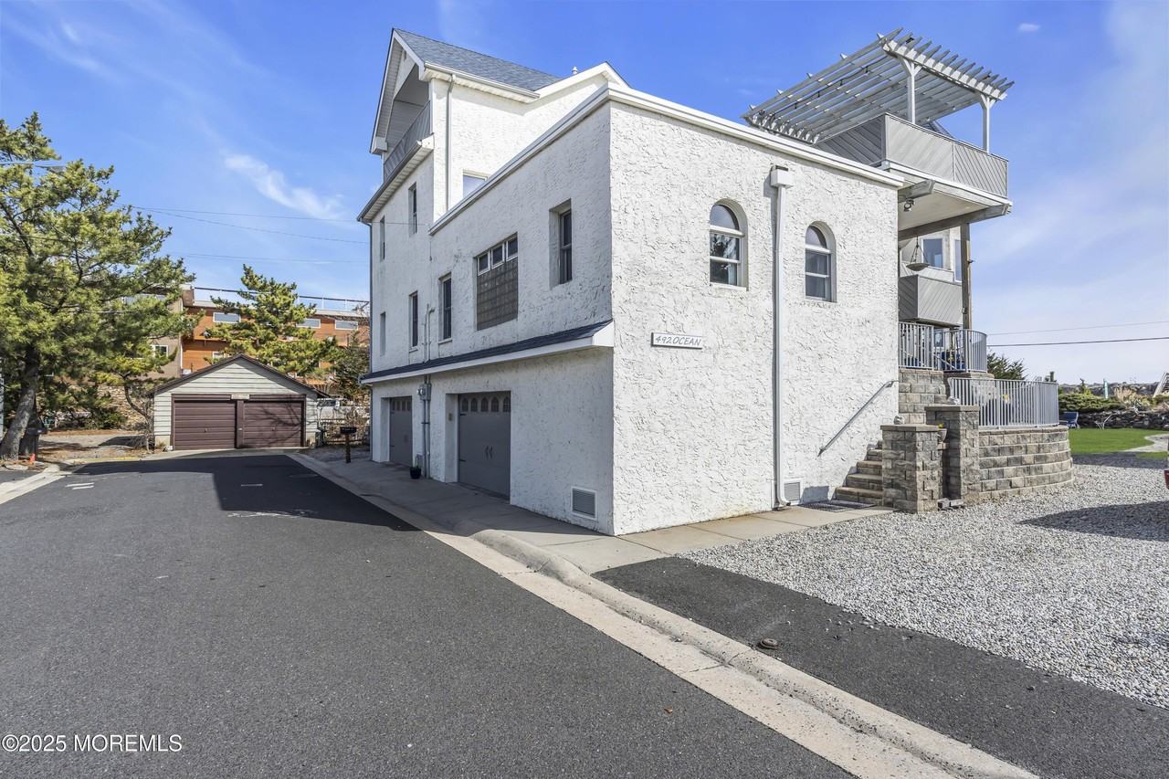 492 Ocean Ave - Photo 6 of 50