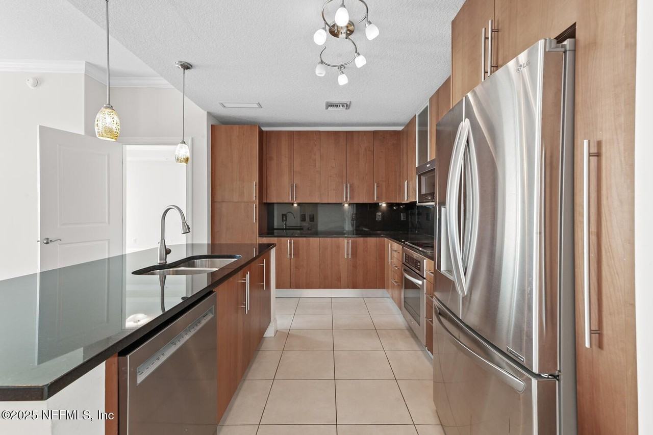 1431 Riverplace Blvd Apt 2606 #2606 - Photo 2 of 50