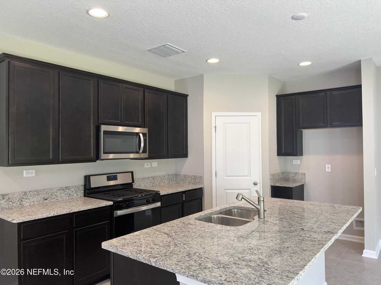 238 Wineberry Ln - Photo 3 of 31