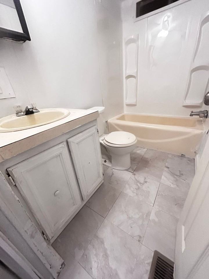 183 Nautilus St - Photo 5 of 6