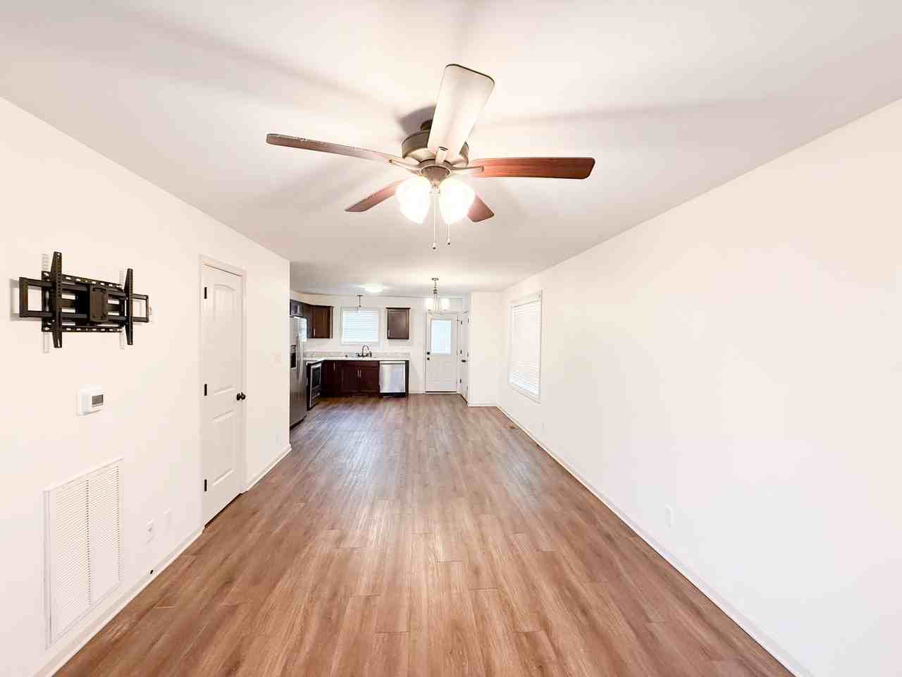 927 Oak Ln - Photo 2 of 12