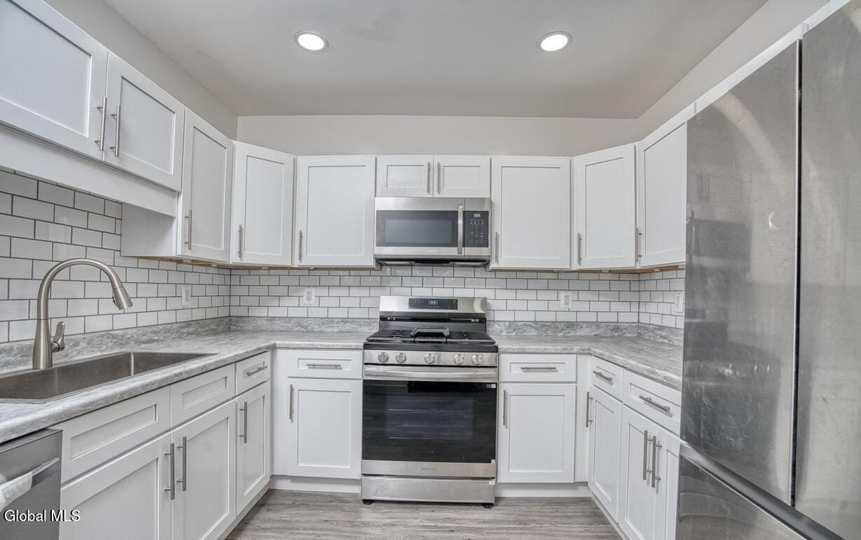 1538 Nott St - Photo 3 of 44