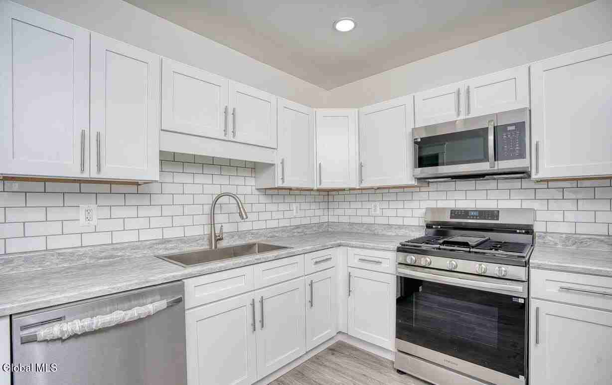 1538 Nott St - Photo 6 of 44