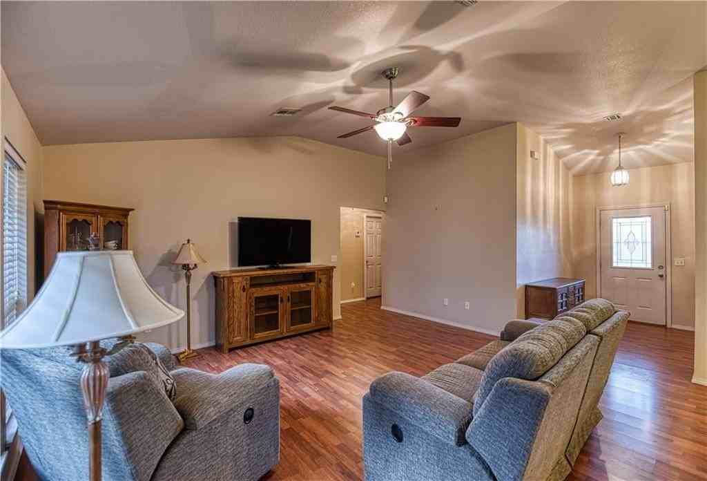 319 Sondra Dr - Photo 5 of 16