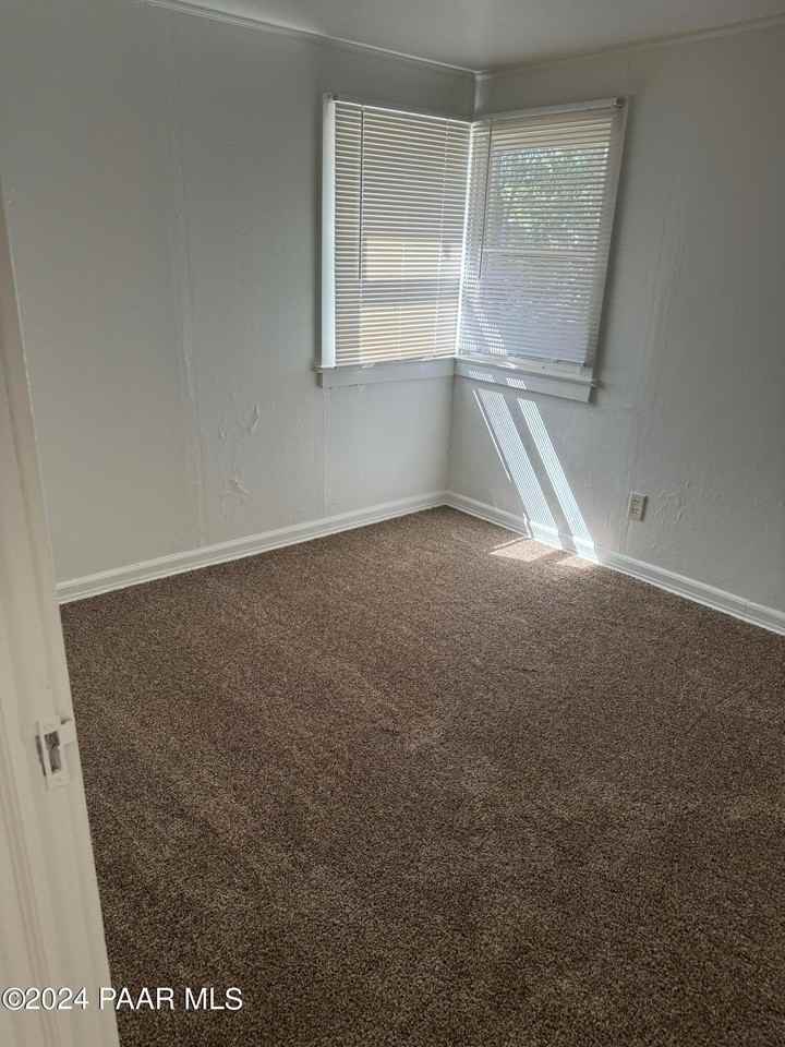 818 W Rosser St - Photo 2 of 7