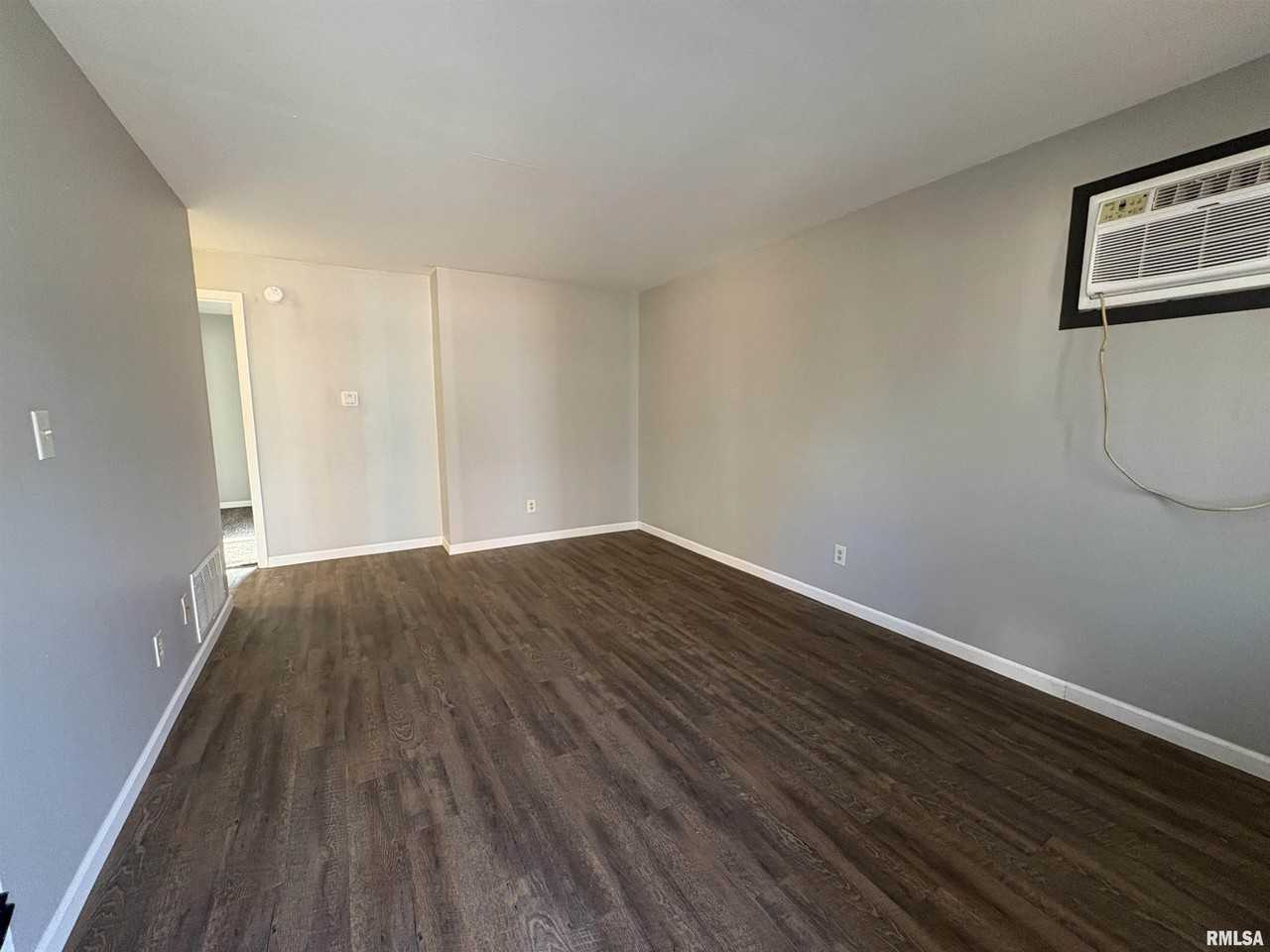 140 W Bluff St Apt A1 #A1 - Photo 3 of 15