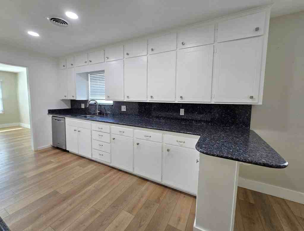 3304 Whitney Dr - Photo 4 of 17