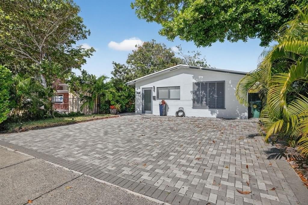 1383 Ne 38th St - Photo 3 of 44