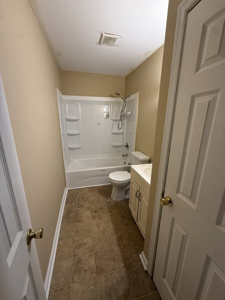 1009 Abrams St #AH - Photo 7 of 20