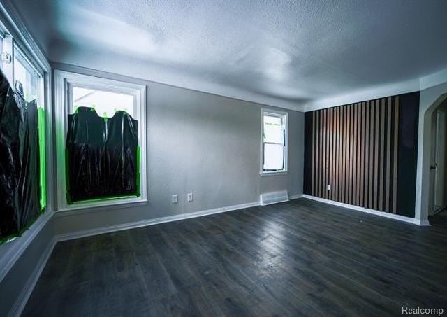 18831 Margareta St - Photo 4 of 10