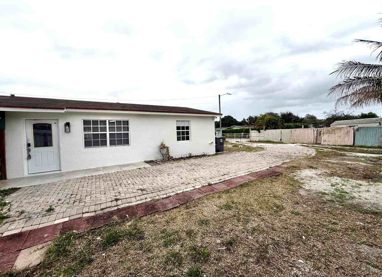 1501 Meridian Rd - Photo 4 of 12