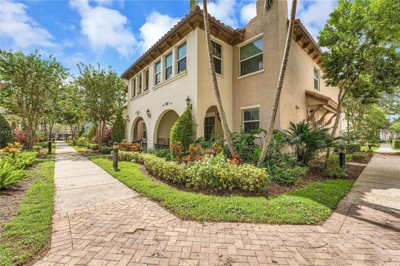 2957 St Thomas Dr - Photo 3 of 28