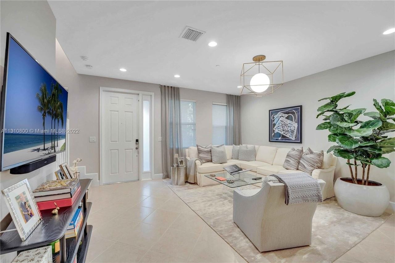 2957 St Thomas Dr - Photo 4 of 28