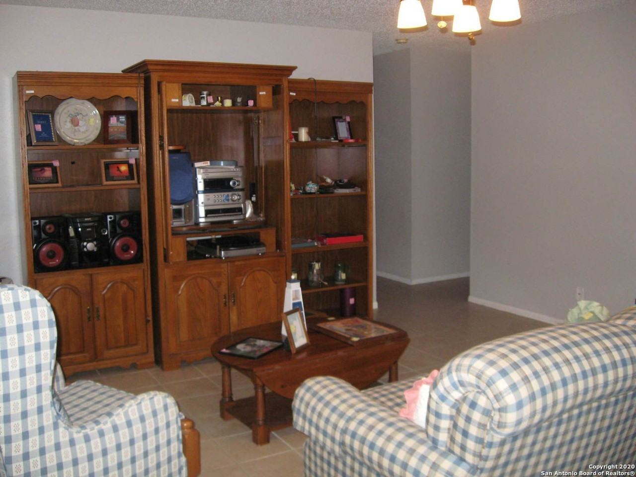 21615 Hyerwood - Photo 2 of 14