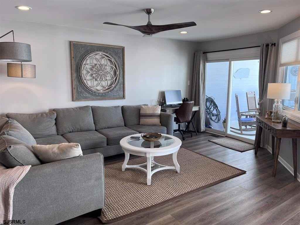 1128 Bay Ave - Photo 5 of 32