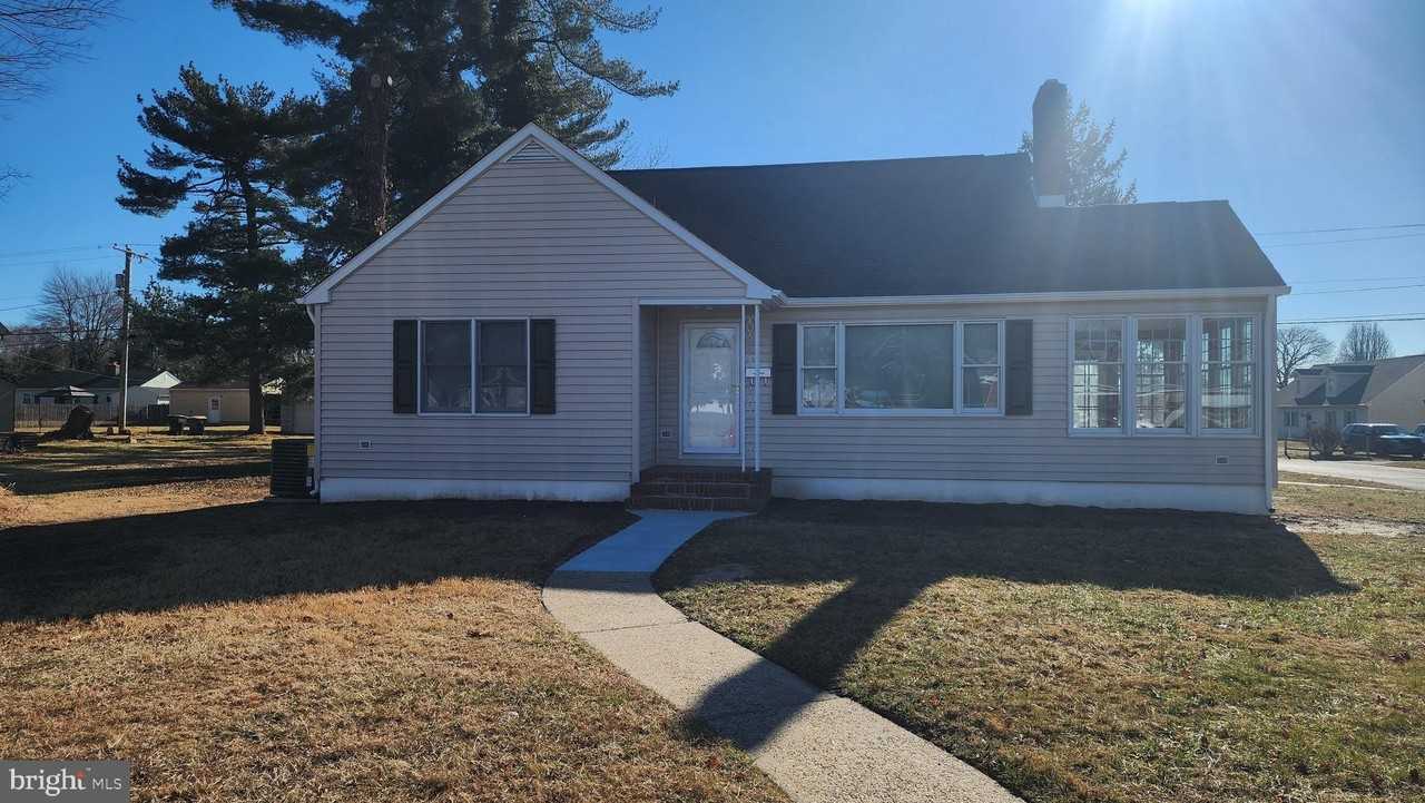 706 E Division St - Photo 2 of 20